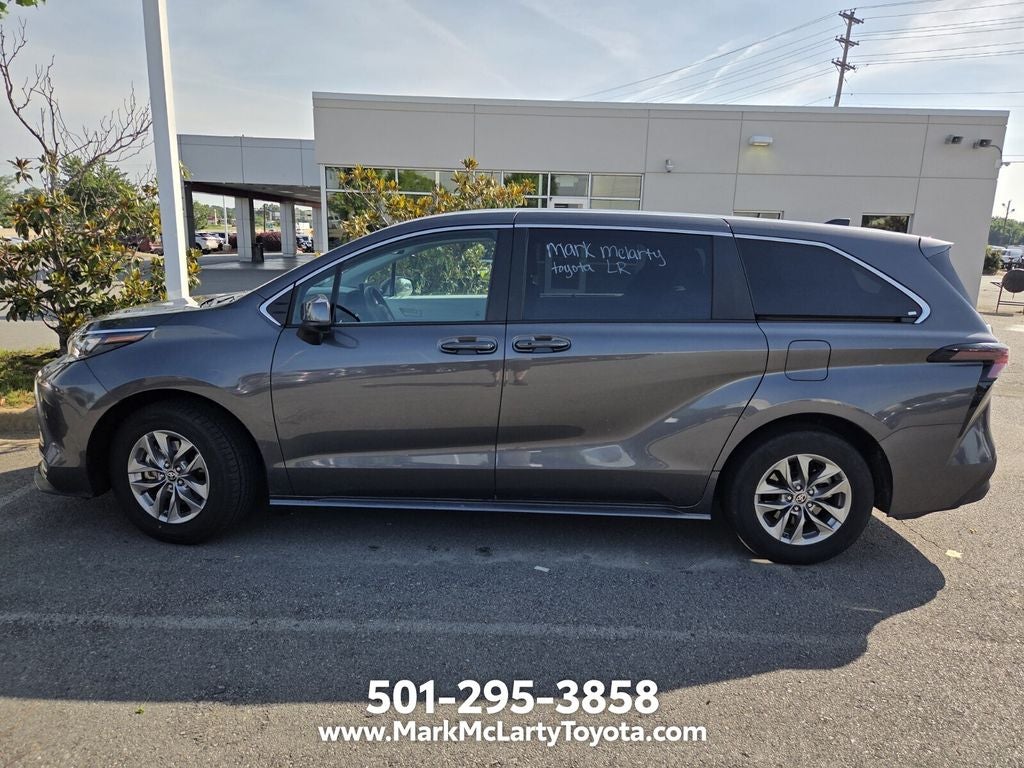 2025 Toyota Sienna LE 8 Passenger