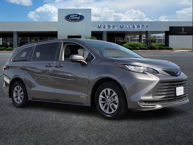 2021 Toyota Sienna LE 8 Passenger