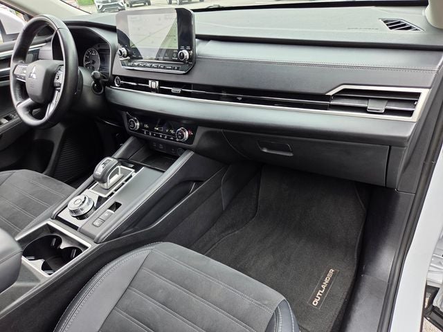 2024 Mitsubishi Outlander Base