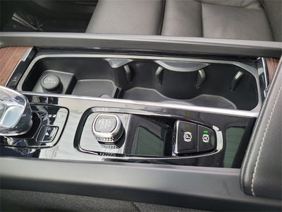 2023 Volvo XC60 B5 Ultimate Bright Theme