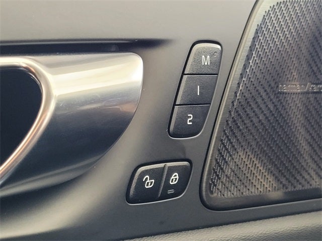 2023 Volvo XC60 B5 Ultimate Bright Theme