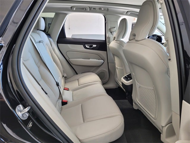 2023 Volvo XC60 B5 Ultimate Bright Theme