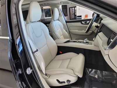 2023 Volvo XC60 B5 Ultimate Bright Theme
