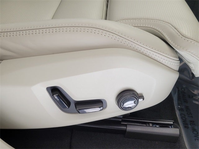 2023 Volvo XC60 B5 Ultimate Bright Theme