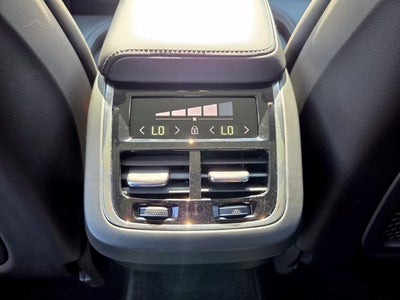 2023 Volvo XC60 B5 Ultimate Bright Theme