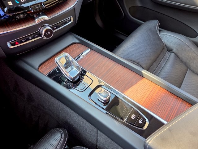 2023 Volvo XC60 B5 Ultimate Bright Theme
