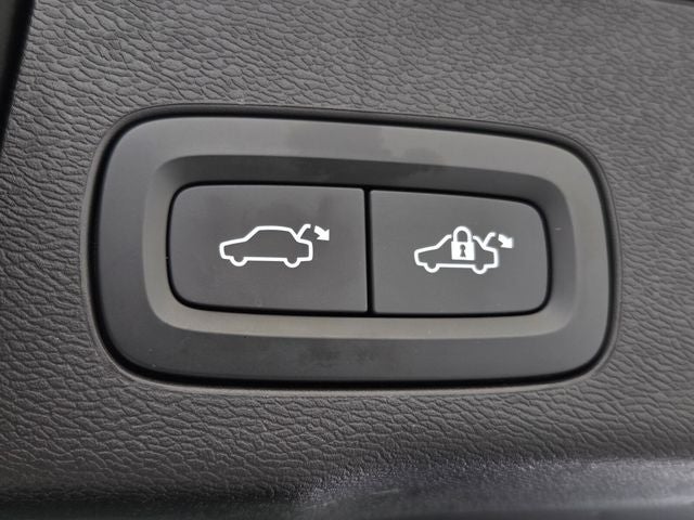 2023 Volvo XC60 B5 Ultimate Dark Theme