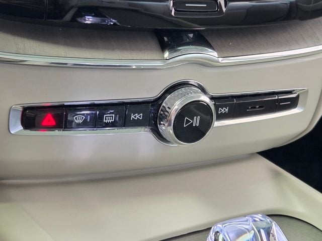 2023 Volvo XC60 B5 Ultimate Dark Theme