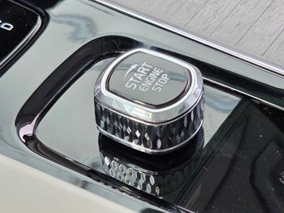 2023 Volvo XC60 B5 Ultimate Dark Theme