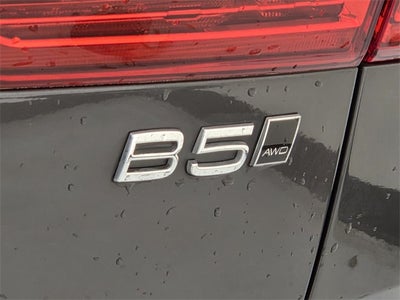 2024 Volvo XC60 B5 Plus Dark Theme