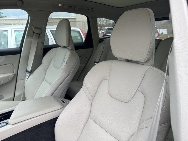 2024 Volvo XC60 B5 Plus Dark Theme