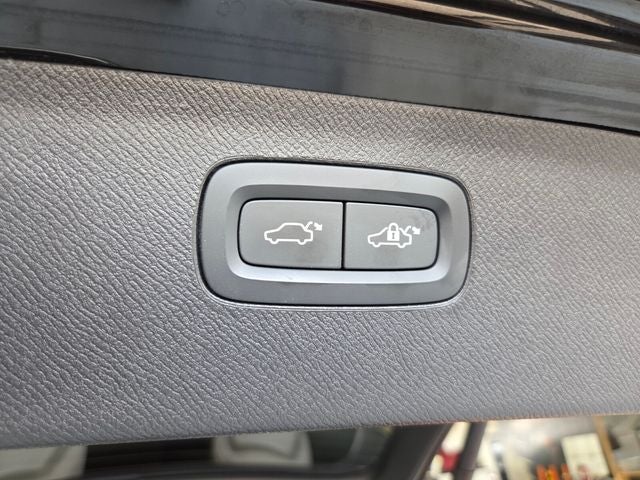 2025 Volvo XC90 B5 Plus