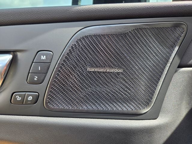 2025 Volvo XC60 B5 Ultra